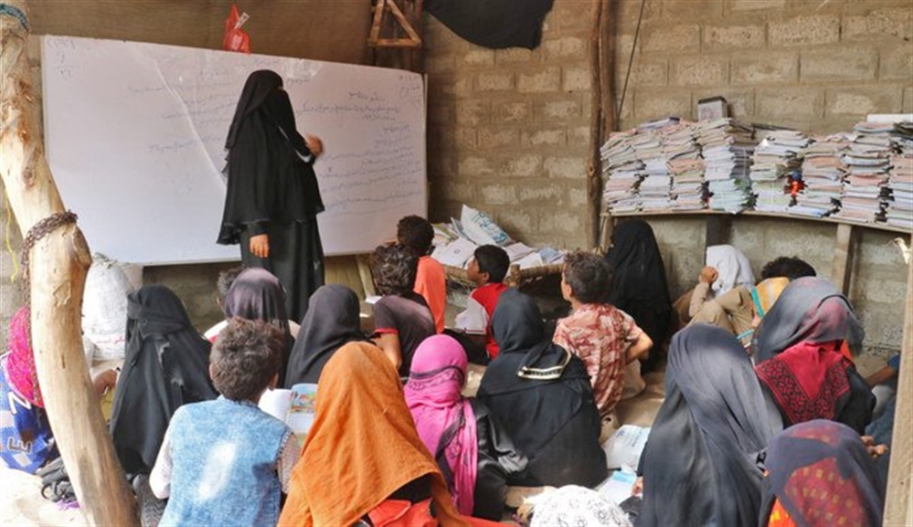 امرأة يمنية تحول منزلها إلى مدرسة