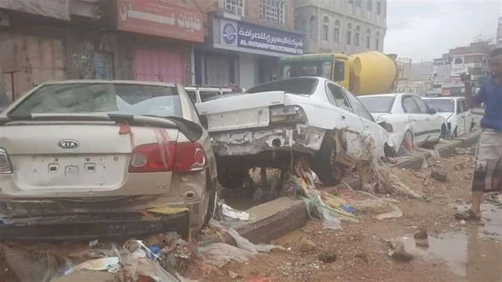 السيول تجرف عشرات السيارات في المكلا وتلحق أضرارا مادية باهظة