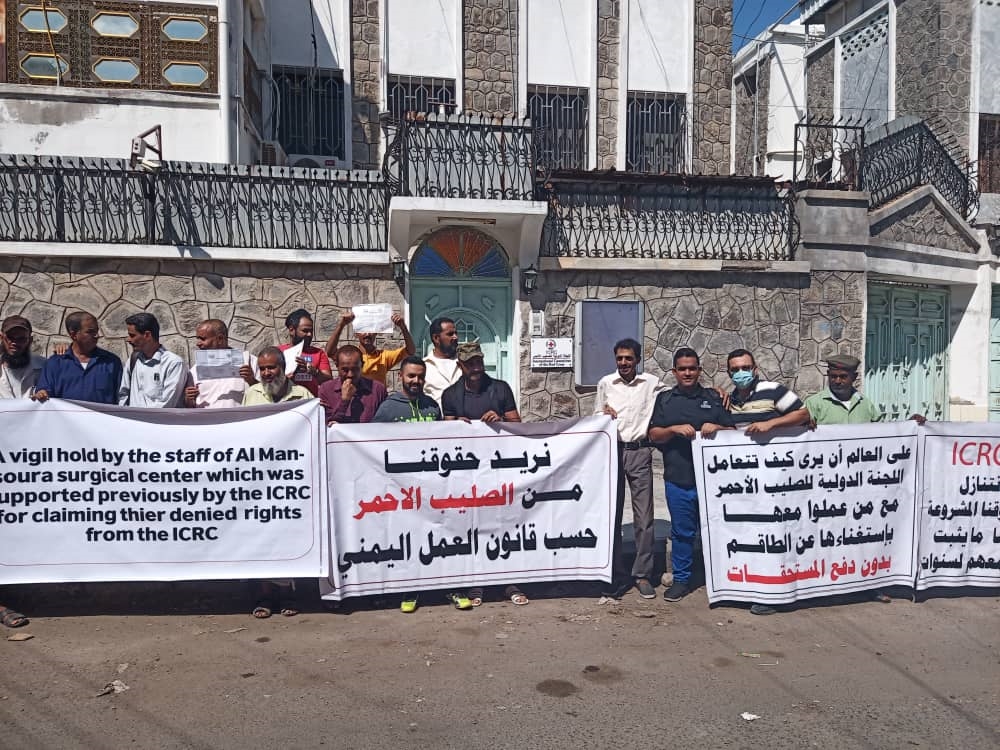 عدن.. احتجاجات ضد الصليب الأحمر لنهب حقوق موظفيه