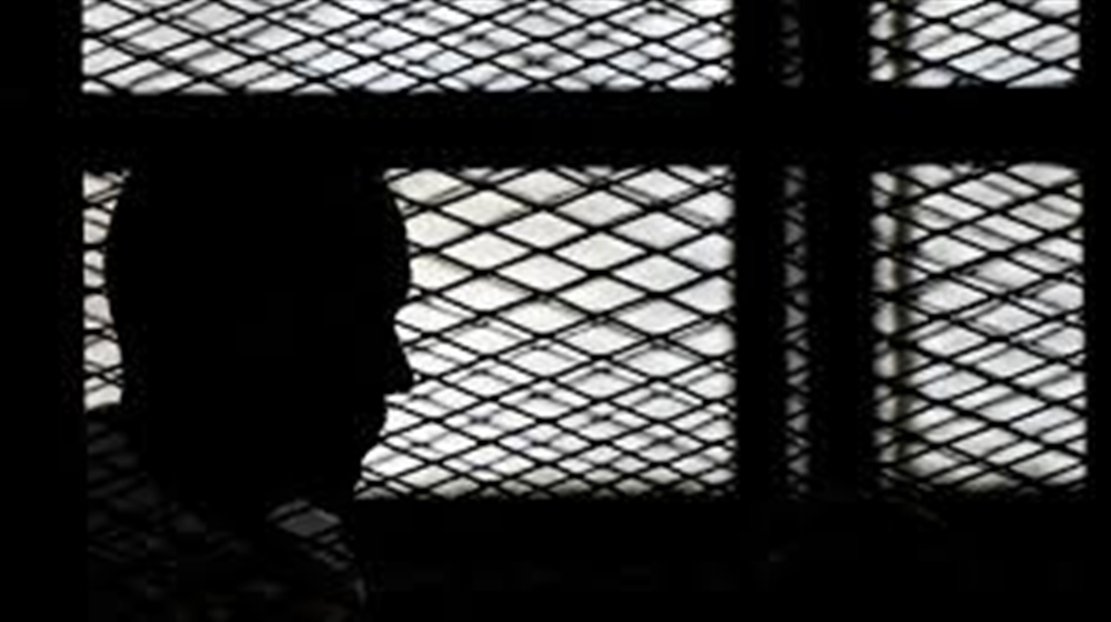 الحوثيون يحولون السجون إلى قاعات محاكمة سرية لعدد كبير من المعتقلين بينهم صحفيان.. (أسماء)