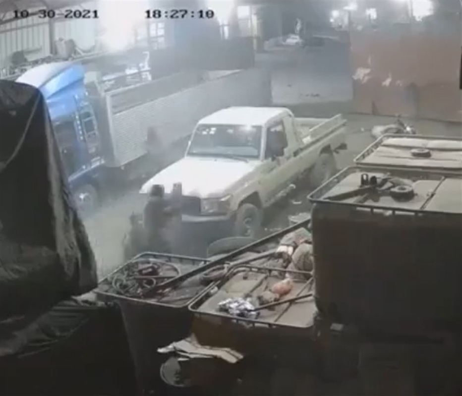 فيديو: مسلحون يقتحمون محلا في رداع ويقتلون عاملين فيه