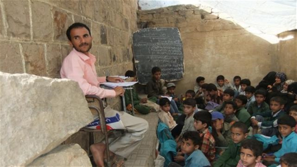 منظمة: توقف الرواتب دفع نصف معلمي اليمن للعمل بالشوارع