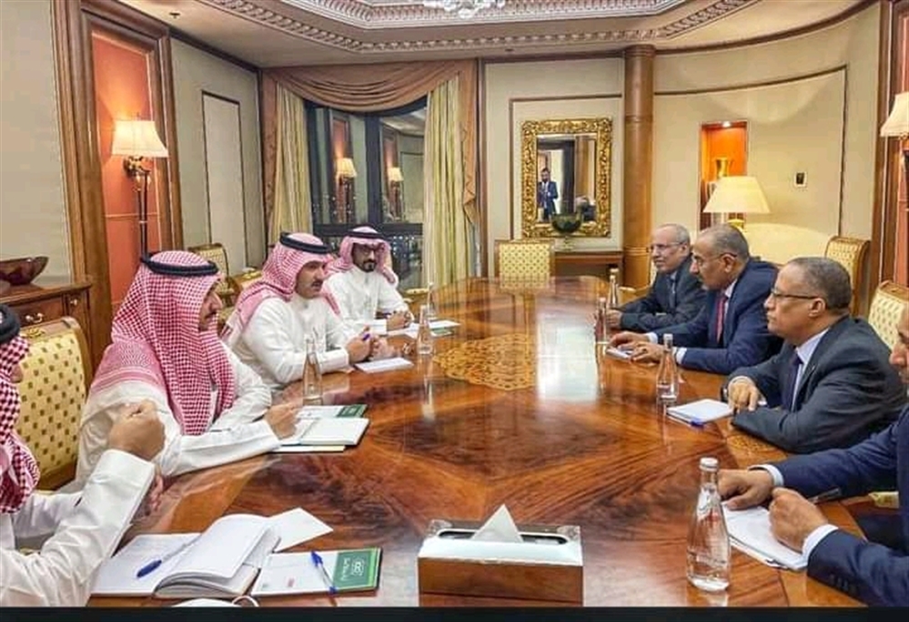 لقاء يجمع السفير السعودي لدى اليمن ورئيس الانتقالي الجنوبي