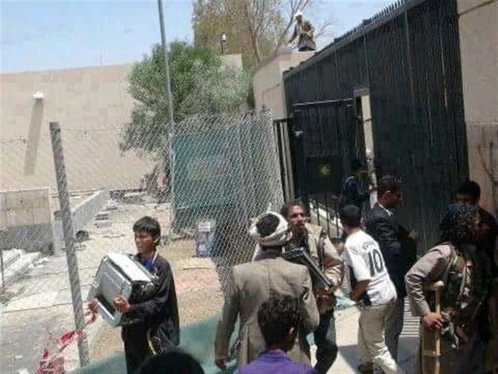 الحوثيون يطلقون سراح 30 موظفا بالسفارة الأمريكية بصنعاء بعد فرص عقوبات على صالح الشاعر