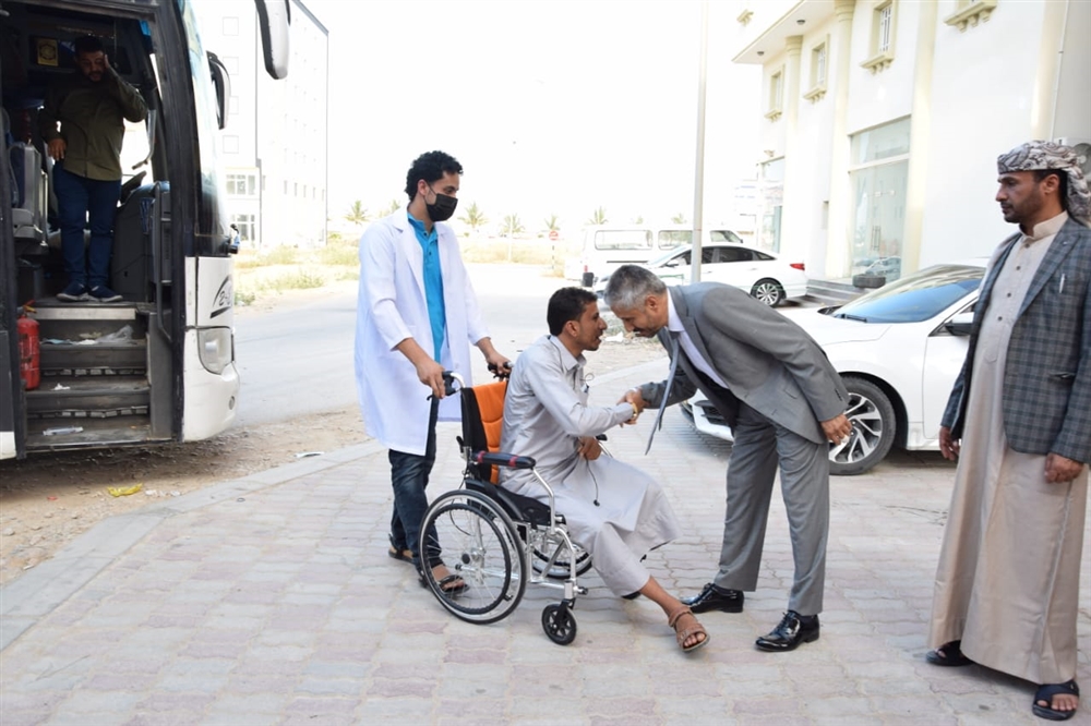 وصول 50 جريحًا يمنيًا من مبتوري الأطراف للعلاج في عُمان