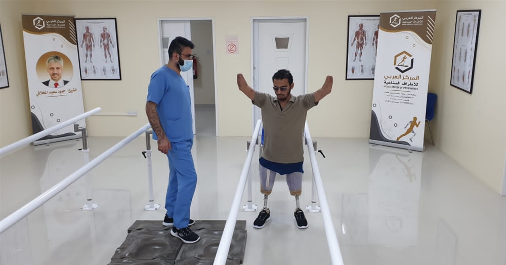 أهملته الحكومة ويعالجه مركز "المخلافي"..  جريح في الجيش فقد عينيه وأطرافه الاربعة : خسرت كل شيئ وبقيت عزيمتي