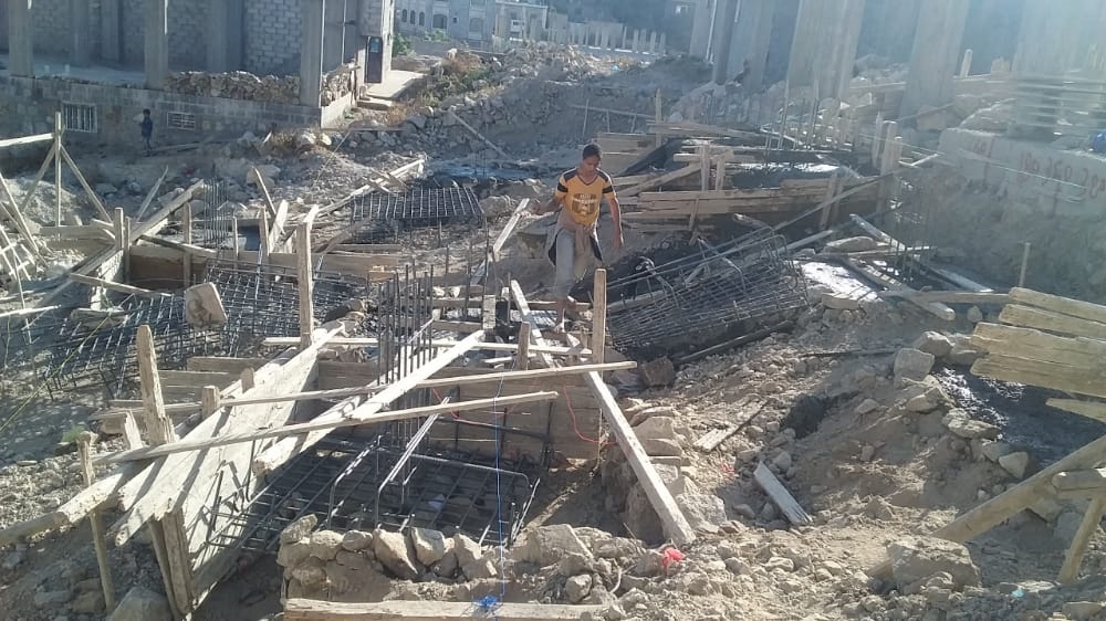 تعز.. عصابة مسلحة تعتدي على منزل قيد الانشاء لأسرة "شهيد" ومناشدات للسلطات بالتدخل.. (صور)