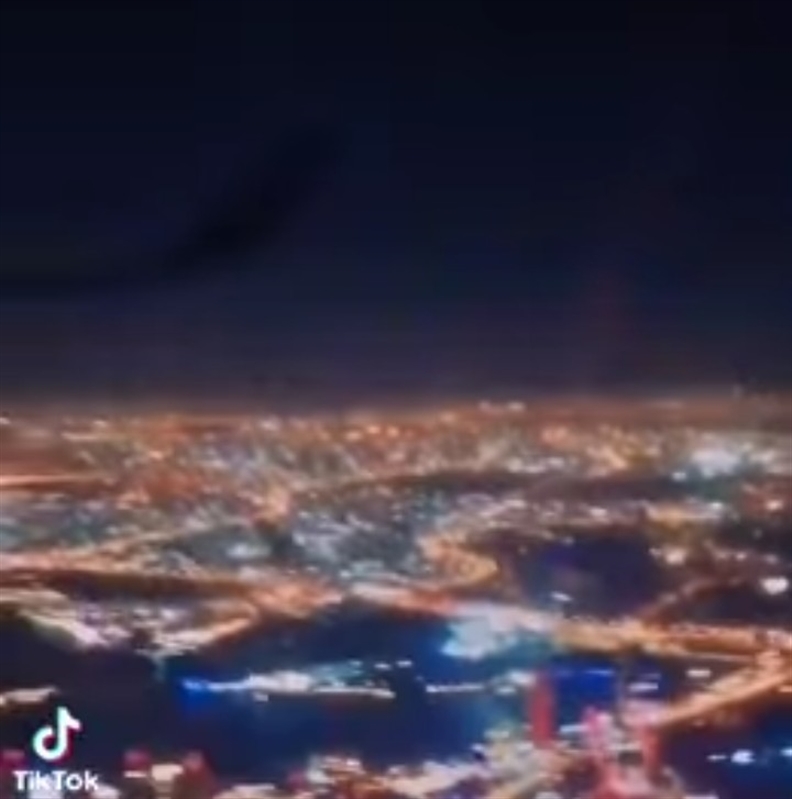 لاعب بالمنتخب اليمني يصف اليمن بكلمة واحدة أثناء مشاهدته قطر من الطائرة..ماذا قال؟
