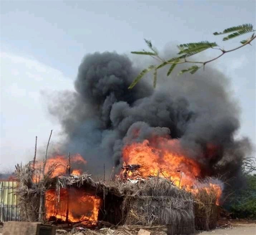 بعد أيام من وقوعها.. الحكومة تتنبه لجريمة إحراق الحوثيين عشرات المنازل بالحديدة