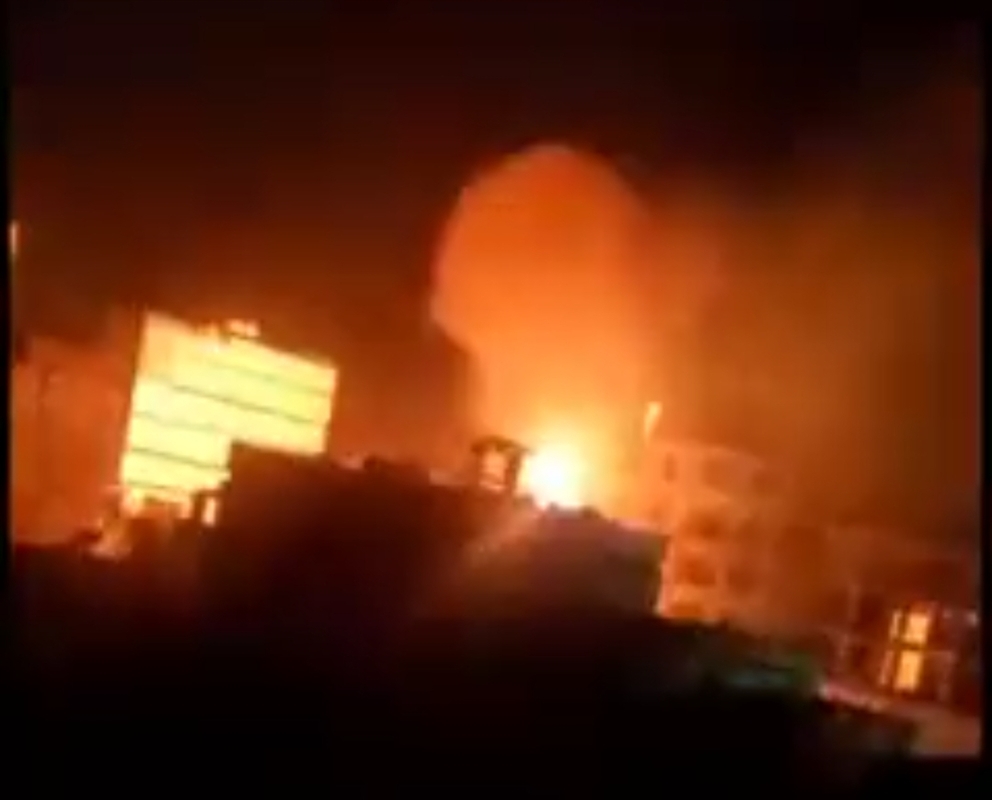 صنعاء.. حريق كبير في سوق سوداء للمشتقات النفطية.. فيديو