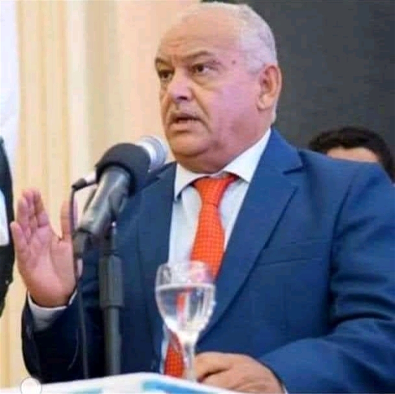 صحفي يعلق على ممارسات عنصرية لوزير في الحكومة: " معين وحكومته يتفرجون ويعيشون كرهائن في المعاشيق "