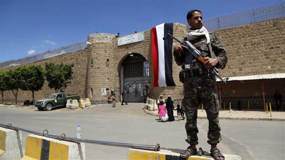 مركز حقوقي يدين أحكام حوثية بالإعدام والسجن بحق 13 شخصا