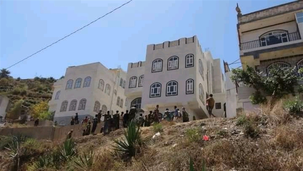 على طريقة الصهاينة.. مليشيا الحوثي تستولي على منزل في إب