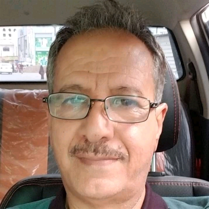 هددته المخابرات الحوثية قبل أيام... قيادي حوثي يصف تغريدات شيخ قبلي بالقاذورات