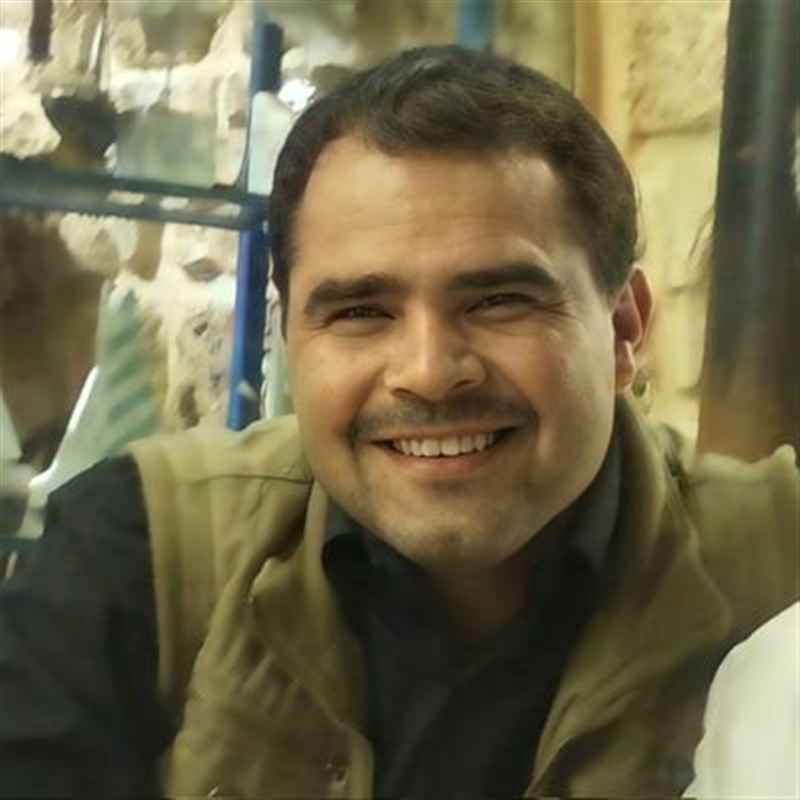 رئيس صحيفة الثورة الحوثية يواصل هجومه الحاد على وزير مالية الحوثي