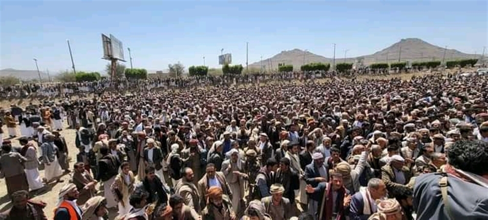عشرات الآلاف يشيعون جثمان الشيخ حسين الأحمر بصنعاء
