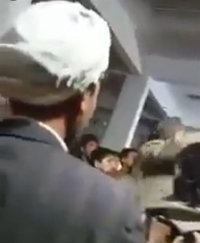 فيديو: الحوثي يقتحم مسجدا في عمران لإيقاف صلاة التراويح ويخطف مؤذنين في إب