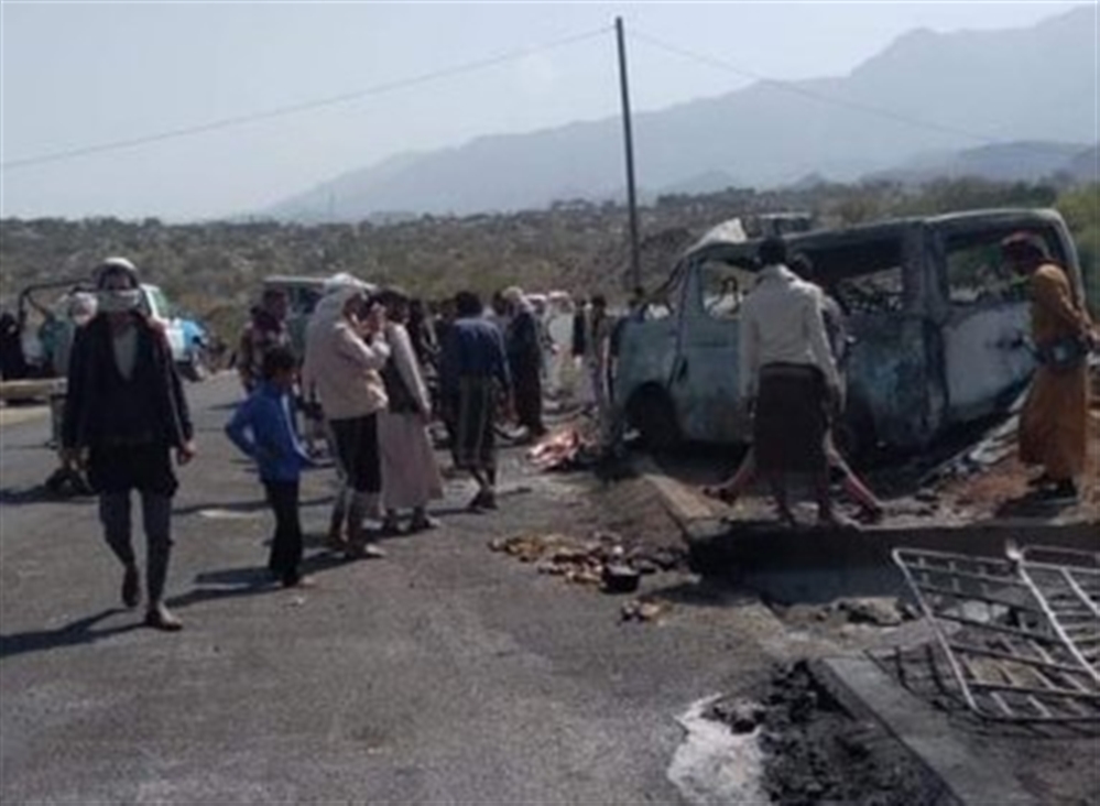 مصادر محلية : مقتل 10 مسافرين بانفجار في سيارة تقلهم في تعز