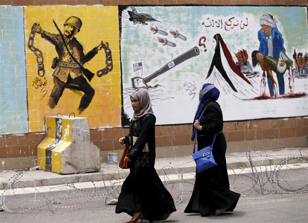الحوثيون يمنعون سفر النساء إلا بإذن رسمي