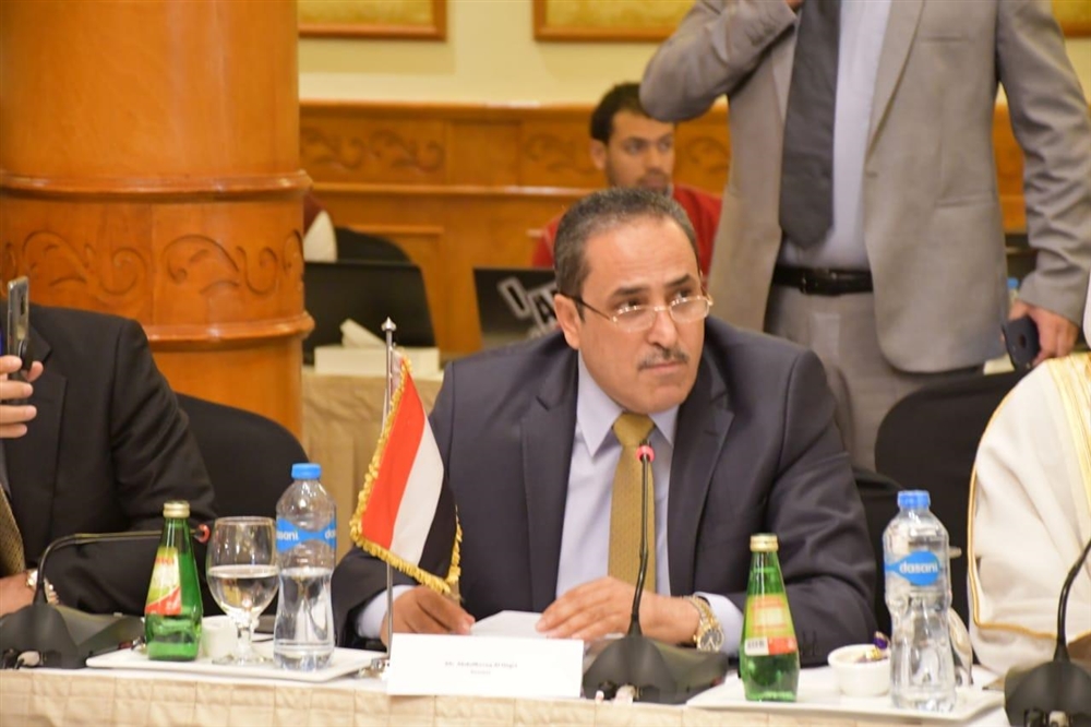 برلماني يكشف عن توريد مليارات الريالات إلى الحوثيين