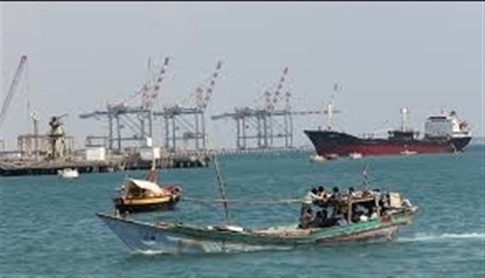 وزير المياه يحذر من خطورة بقاء السفن المتهالكة في ميناء عدن