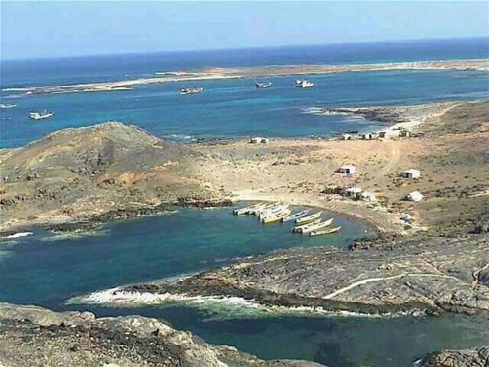 موقع محلي: وصول مسؤولين إماراتيين وأجانب إلى جزيرة يمنية