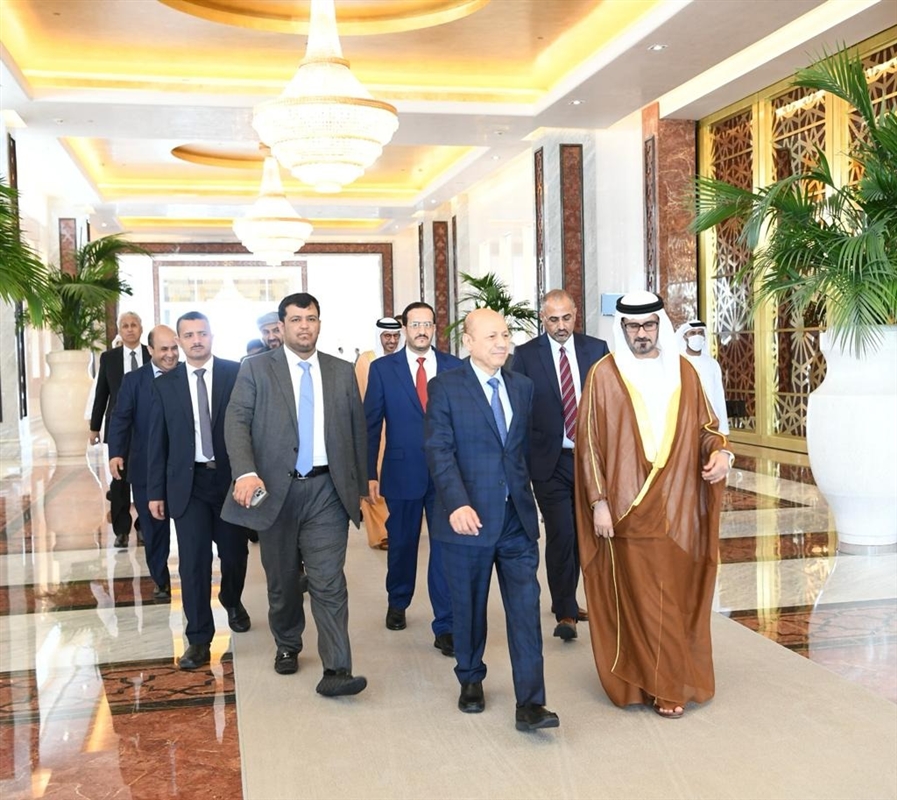 رئيس المجلس الرئاسي يعود إلى عدن ويصف نتائج زيارته للسعودية والإمارات بـ"المثمرة"