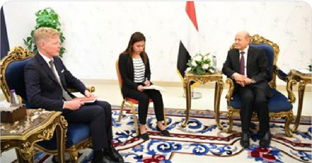 خلال لقائه بالمبعوث الأممي.. العليمي يؤكد دعم "الرئاسي" لاستمرار الهدنة ويتهم الحوثيين بالتعنت