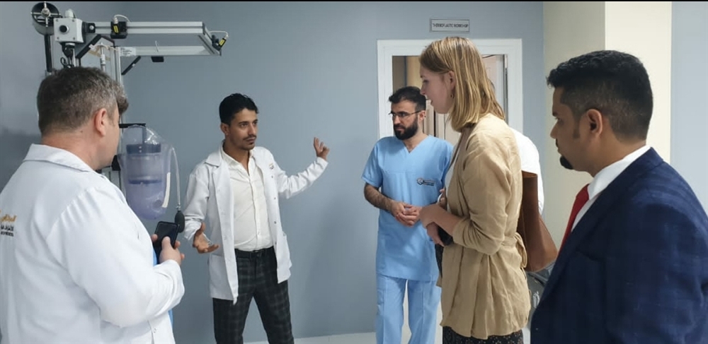 عُمان.. وفد هولندي يزور المركز العربي لعلاج الجرحى اليمنيين ويشيد بما يقدمه