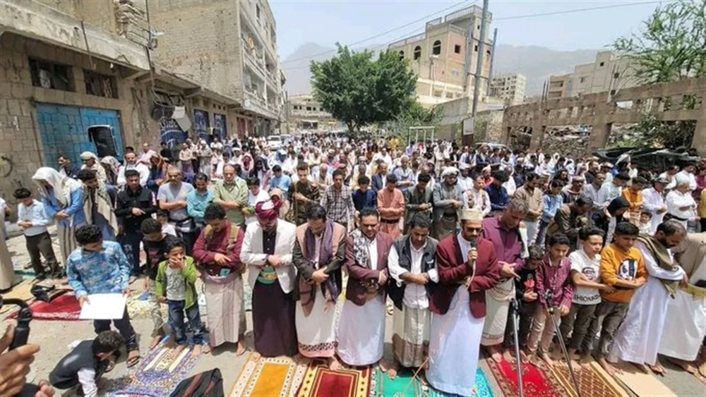 تعز.. مئات المصلين يؤدون صلاة الجمعة أمام المنفذ الشرقي ويطالبون برفع الحصار