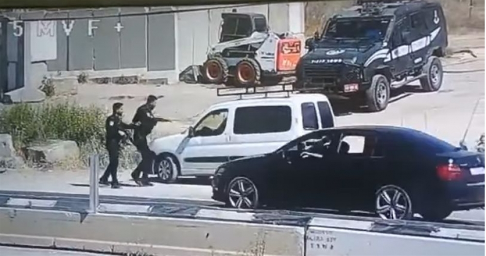 شاهد .. بهذه الطريقة فلسطيني يستولي على سلاح مجند إسرائيلي ويلوذ بالفرار