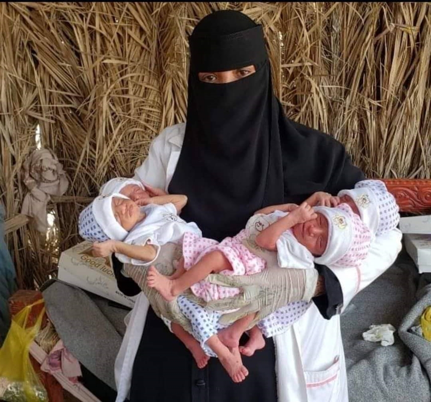 امرأة يمنية نازحة تنجب أربعة أطفال توأم بولادة طبيعية بالحديدة