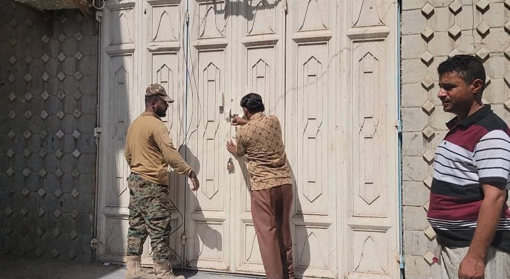 قوات الانتقالي تغلق مكاتب النقل البري في عدن