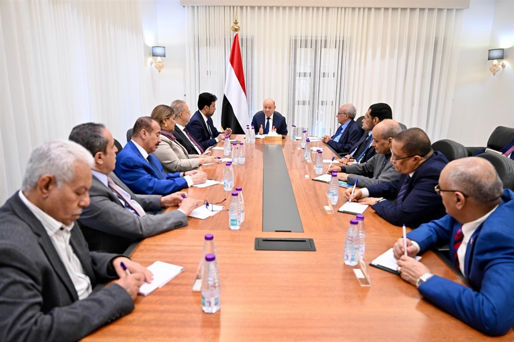 العليمي يعين نواب وزراء في خمس وزارات بالحكومة