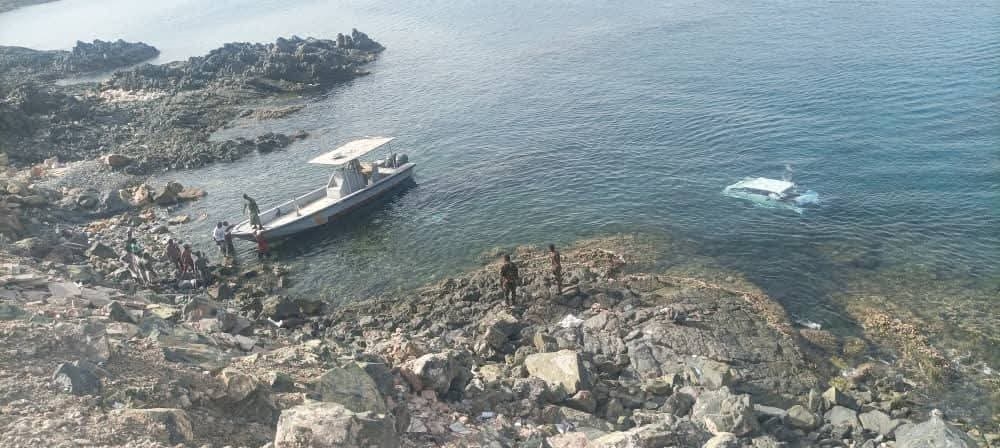 وفاة شخص وإصابة آخر اثر حادثة انقلاب مركبة لداخل البحر بحضرموت