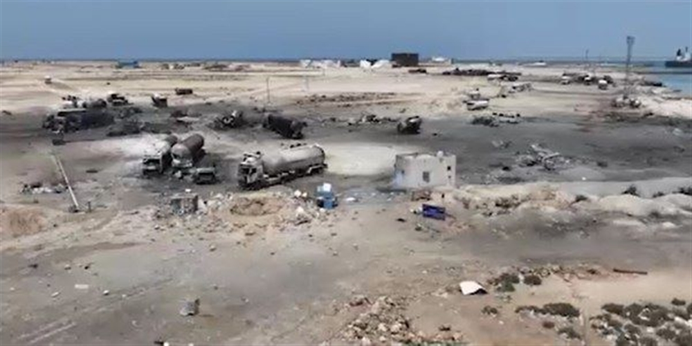 مليشيا الحوثي تمنع مغادرة أربع سفن بضائع من ميناء الحديدة