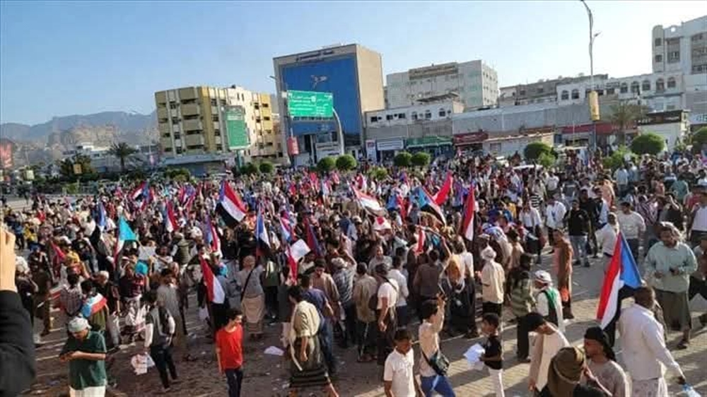 قوات الانتقالي تقمع المحتجين على تردي الأوضاع المعيشية في عدن