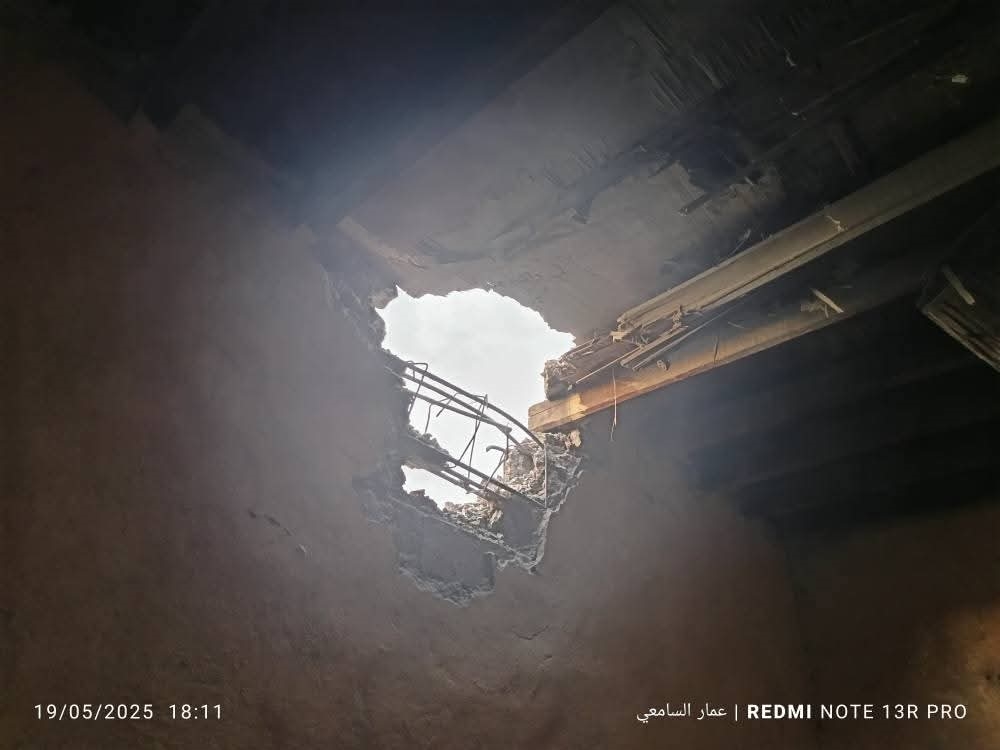 إصابة ثلاثة جنود وتضرر منازل بقصف حوثي استهدف الأحياء السكنية شرق تعز