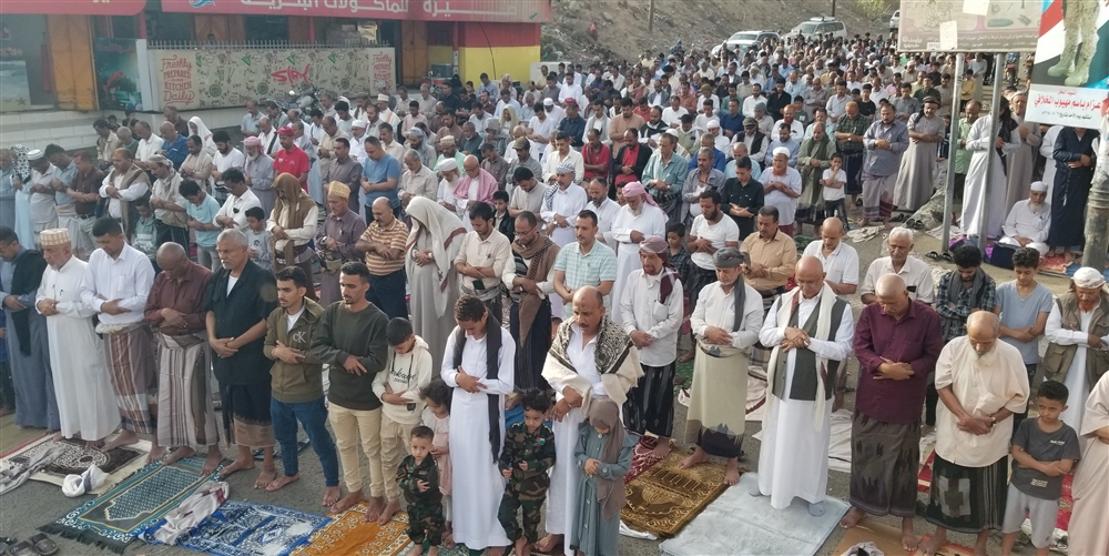 المئات من المواطنين يؤدون صلاة الاستسقاء في تعز