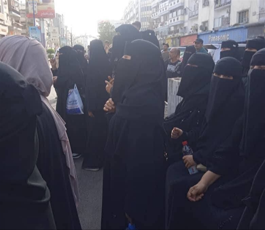 عدن.. تواصل المظاهرات النسائية المنددة بتردي الأوضاع المعيشية