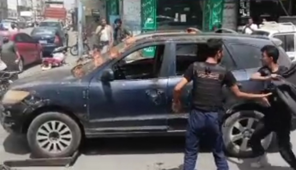 شيخ قبلي يحرق سيارته احتجاجا على تعسفات مليشيا الحوثي بالحديدة