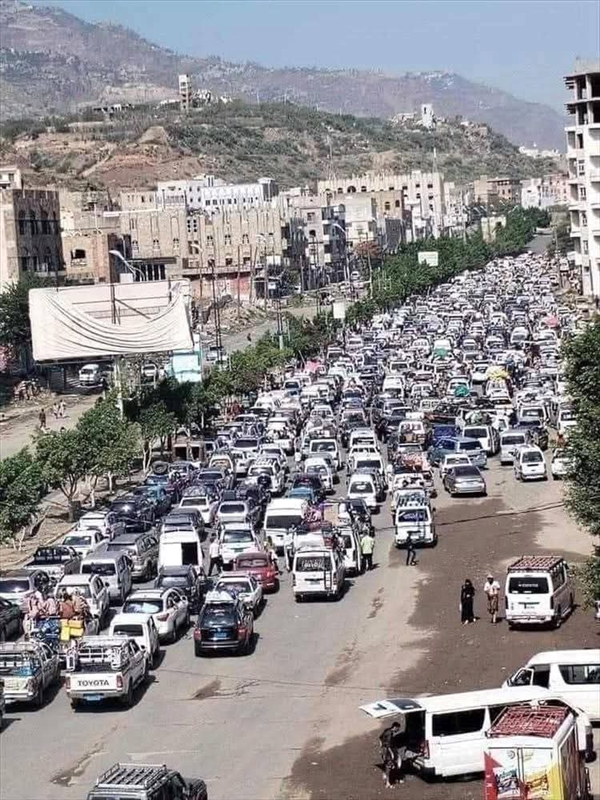 ازدحام خانق في المنفذ الشرقي لمدينة تعز