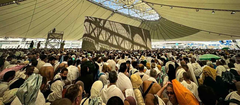 الحجاج يرمون جمرة العقبة الكبرى في مشعر منى ويؤدون طواف الإفاضة