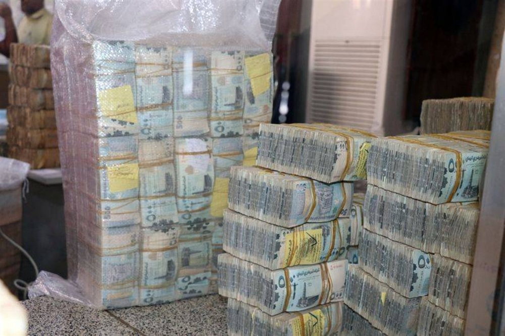 الريال اليمني يواصل التراجع ويسجل أدنى مستوى تاريخي في عدن