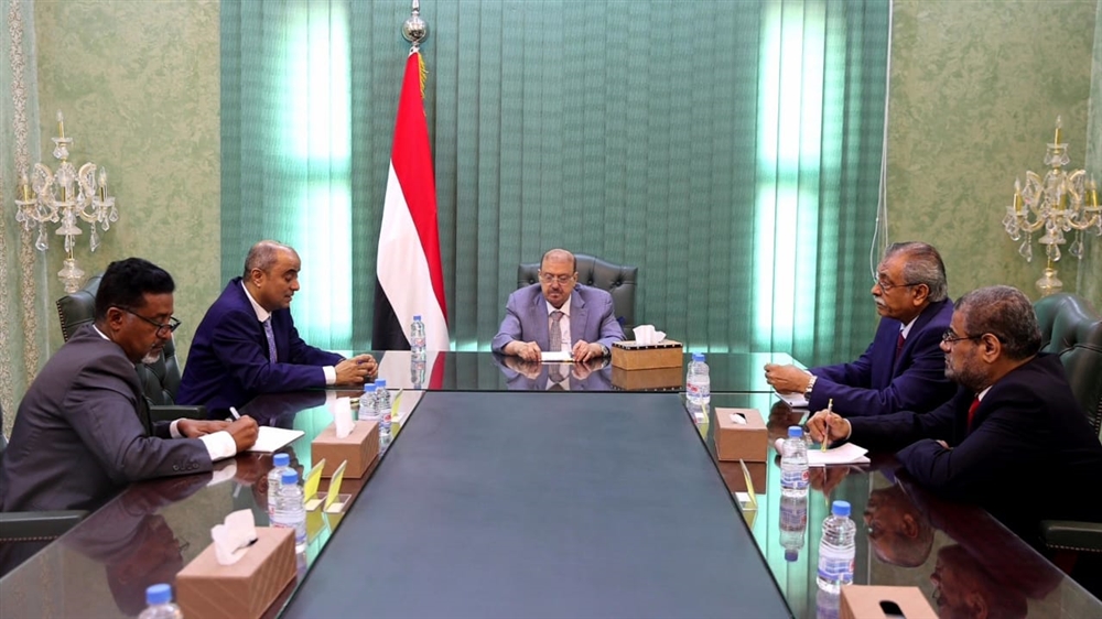 رئيسا البرلمان والحكومة يلتقيان وسط انهيار اقتصادي وأزمات معيشية حادة وهذا ما دار في اللقاء