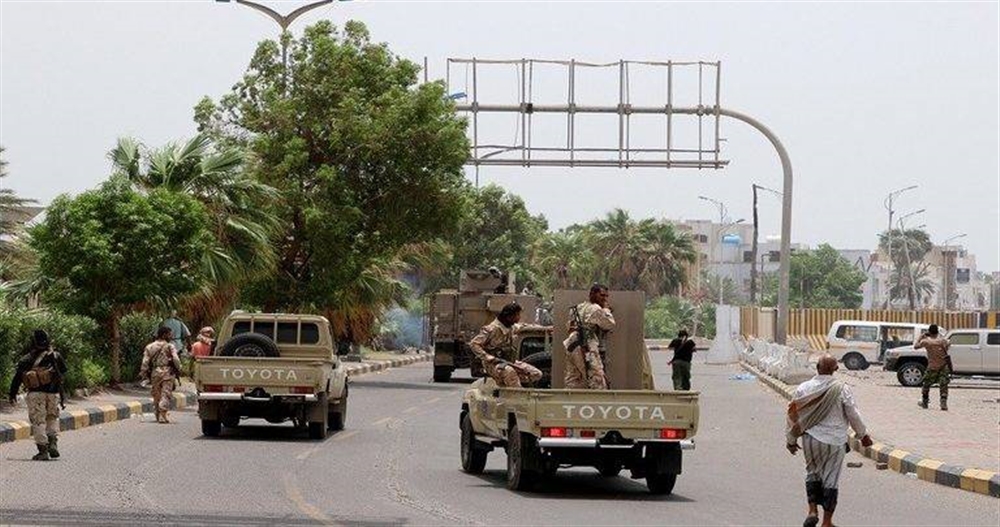 مسلحون يختطفون شابًا من أحد شوارع عدن
