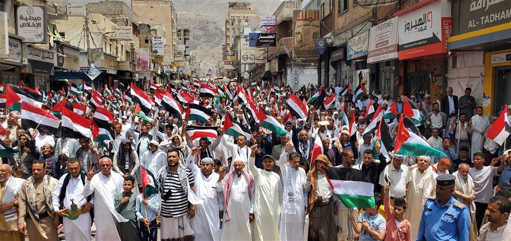 تعز.. تظاهرة حاشدة تتضامن مع غزة وتطالب باستكمال معركة التحرير