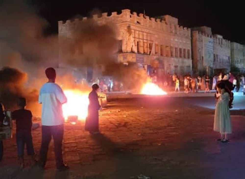 احتجاجات المكلا تتصاعد.. حلف قبائل حضرموت يهدد بخيارات تصعيدية والانتقالي يحذر