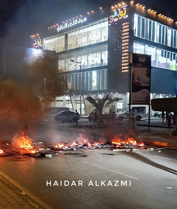 عدن.. احتجاجات غاضبة بسبب تدهور الخدمات وانقطاع الكهرباء
