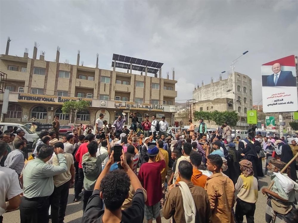 تعز.. مسيرة احتجاجية تطالب بتحسين الخدمات وخفض الأسعار